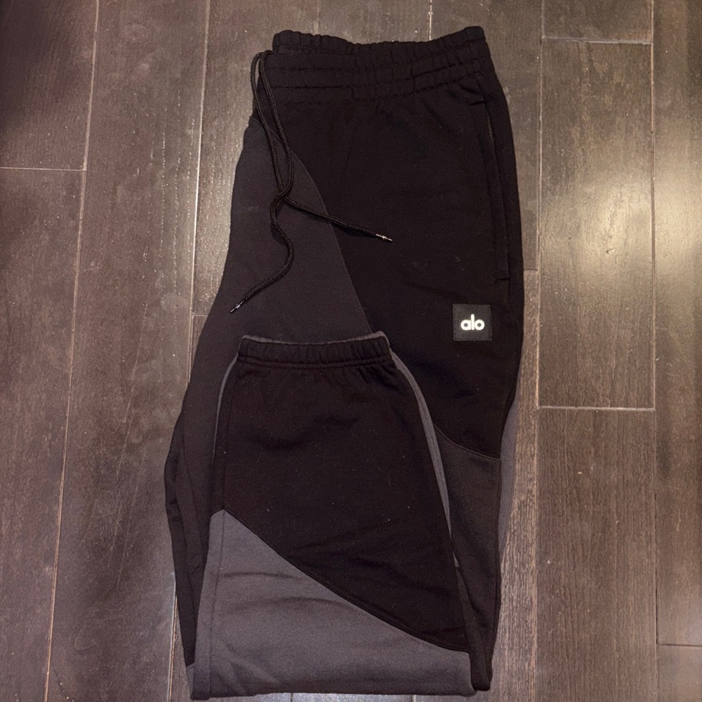 ALO Yoga Men's Black & Dark Gray Colorblock Joggers